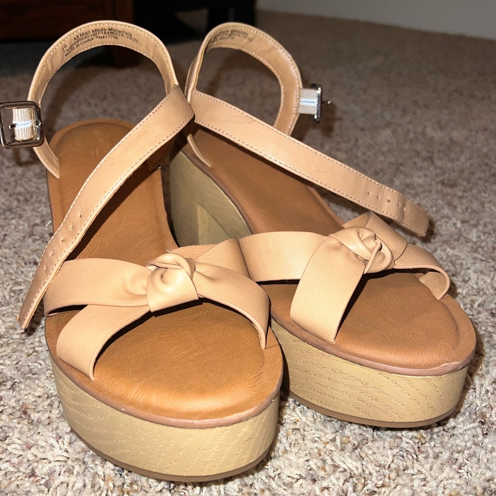 CUTE TAN PLATFORM HEELS
